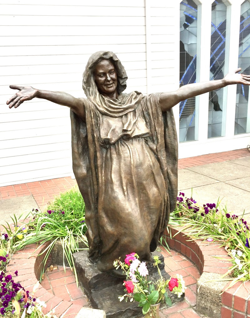 Statue woman with open arms